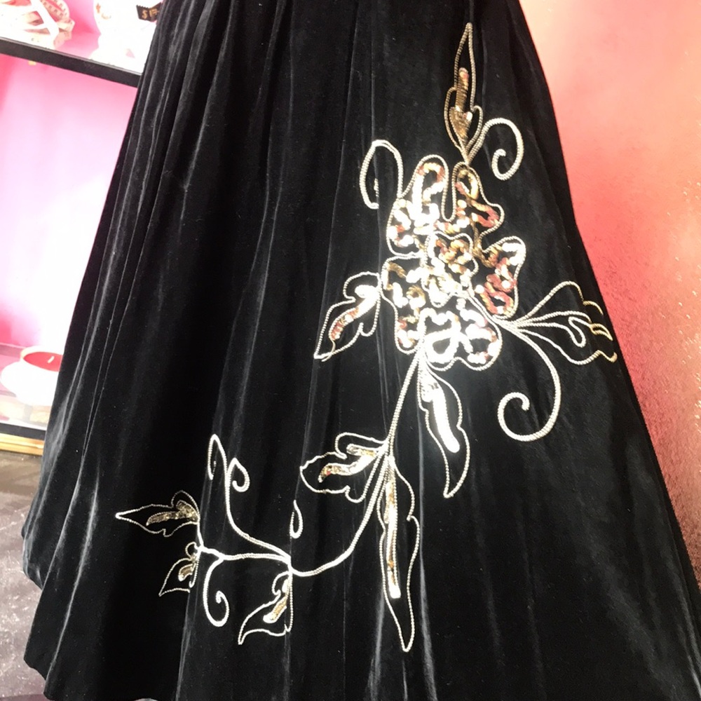 Vintage black velvet swing skirt floral appliqué